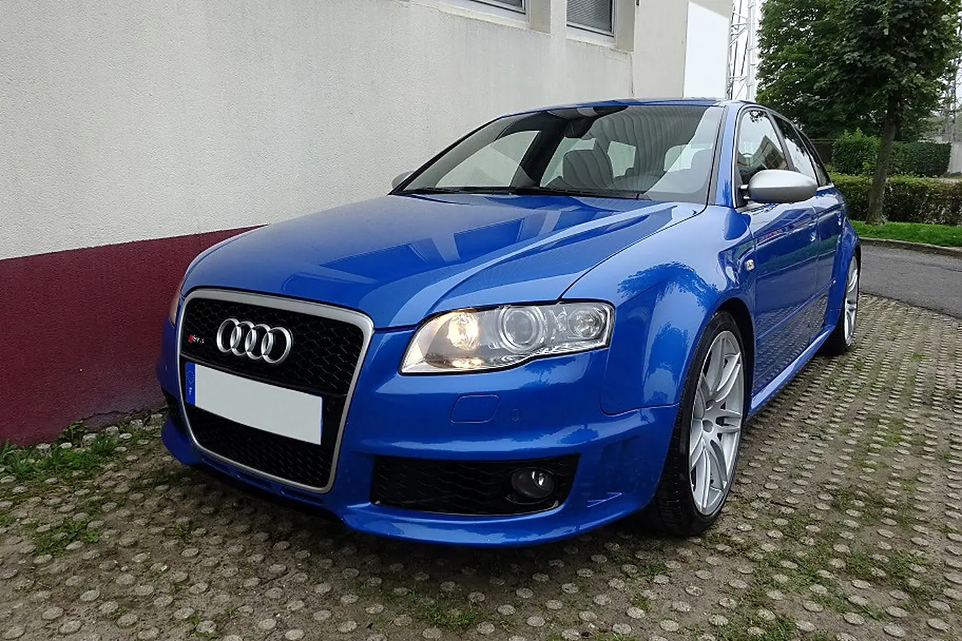 Audi RS4 B7 Avant bleu Sprint de trois quarts avant — photo réelle