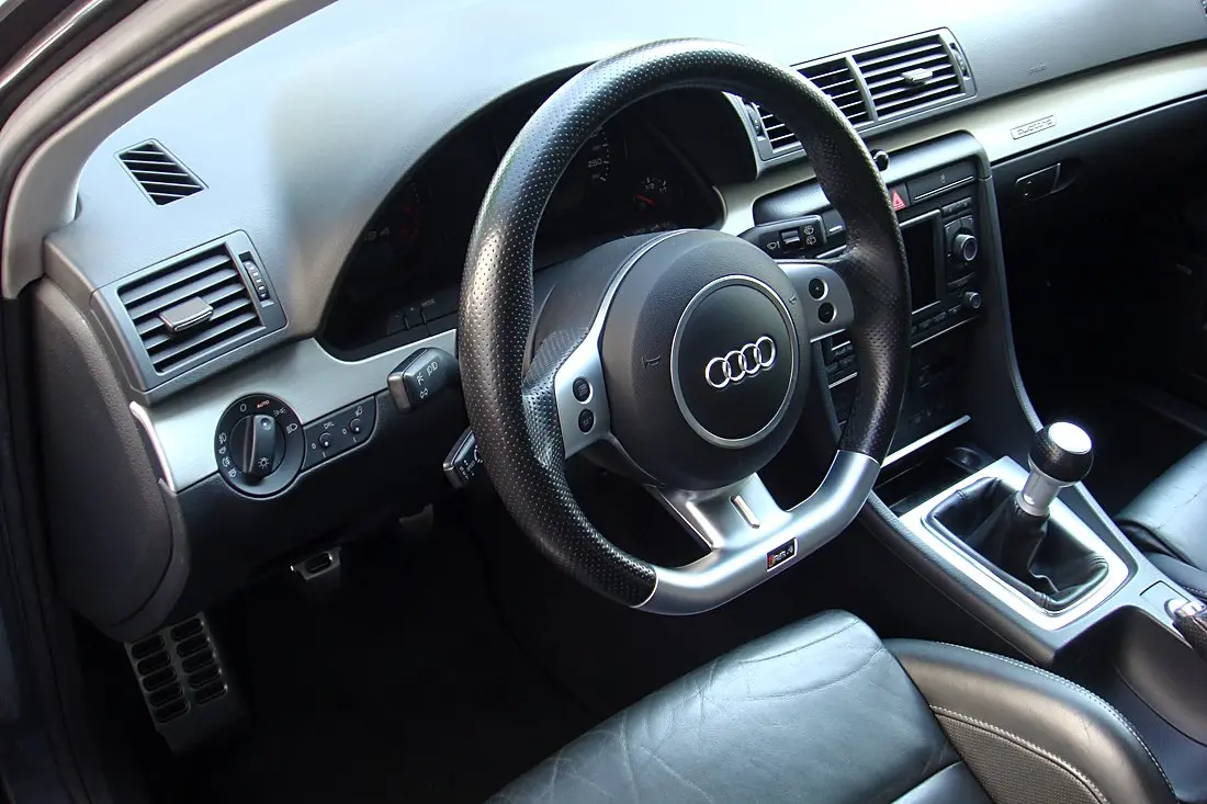 Poste de conduite Audi RS4 B7 : volant à méplat, levier de boîte manuelle 6 vitesses