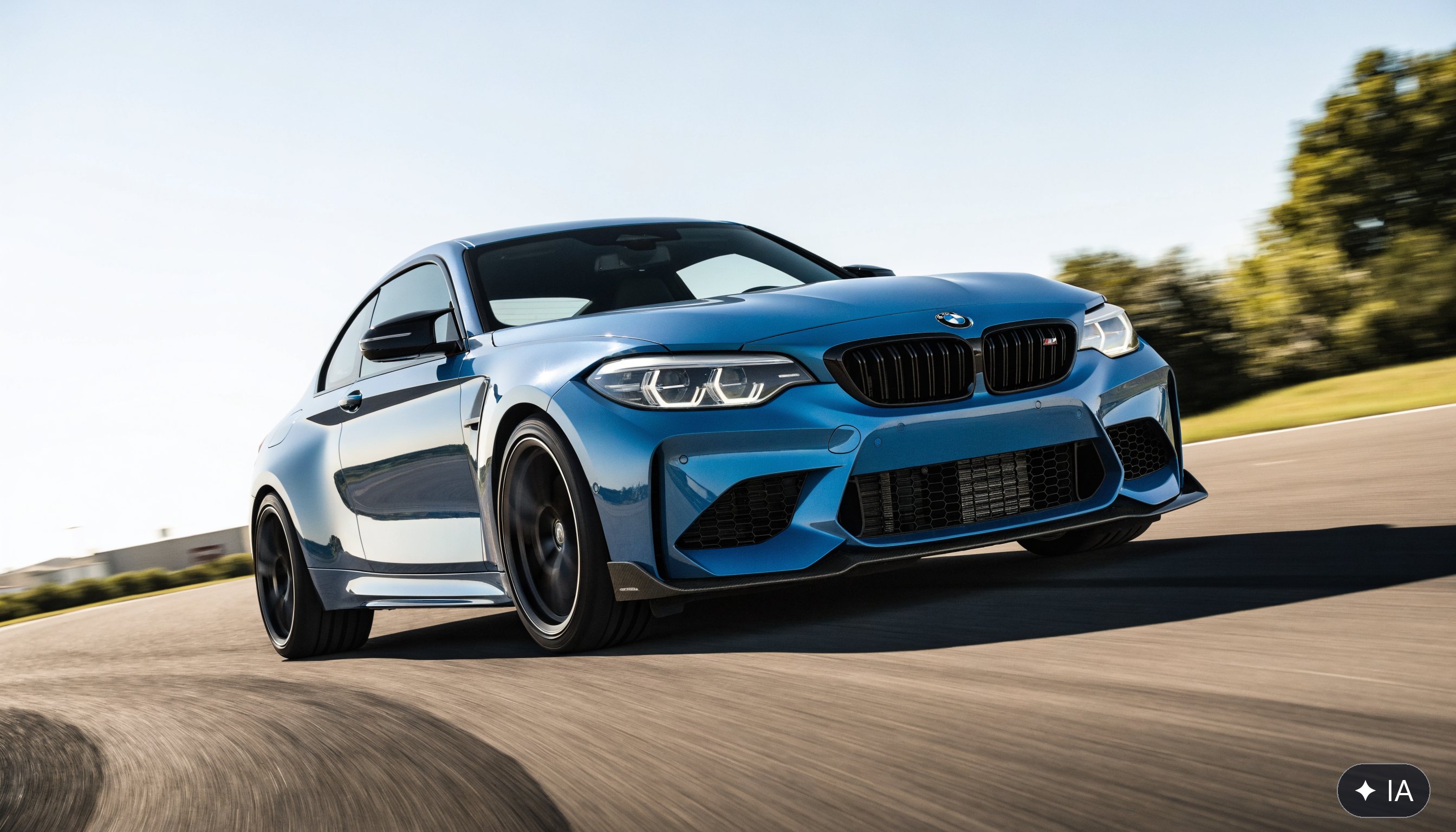 BMW M2 F87 bleue de trois quarts avant, ailes élargies et jantes M