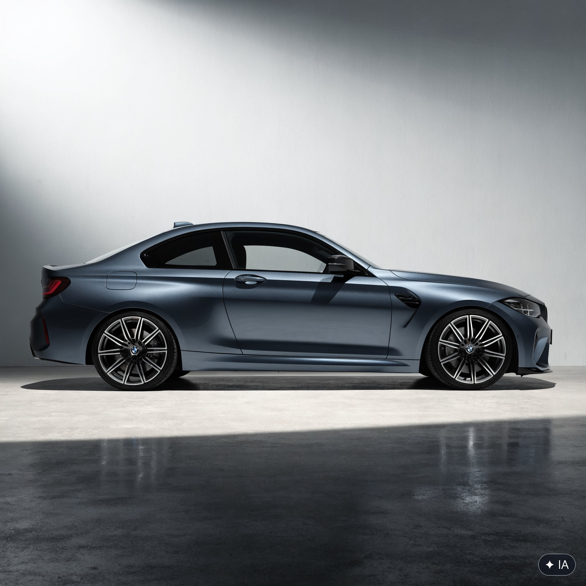 BMW M2 de profil, ailes élargies et jantes M