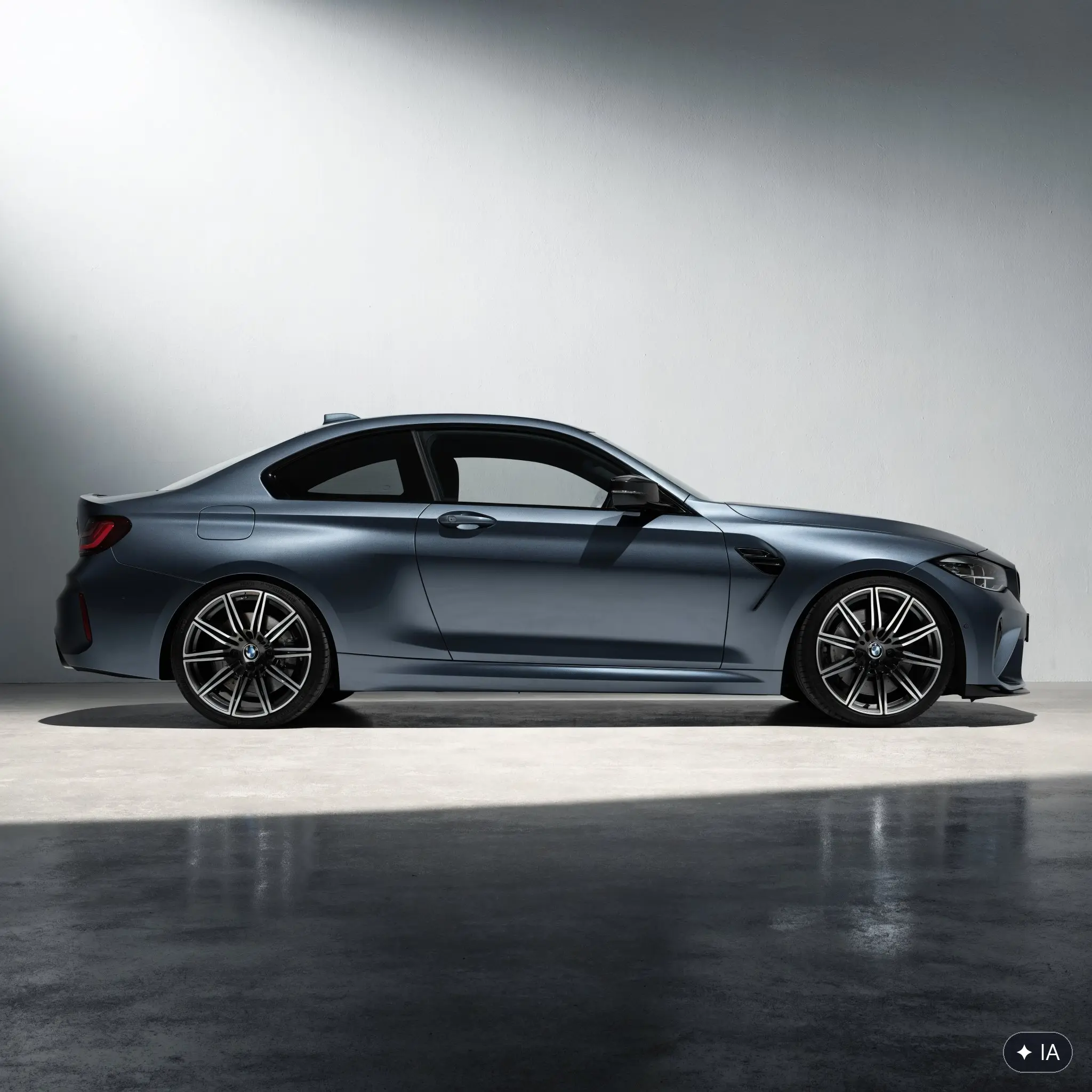 BMW M2 de profil, ailes élargies et jantes M