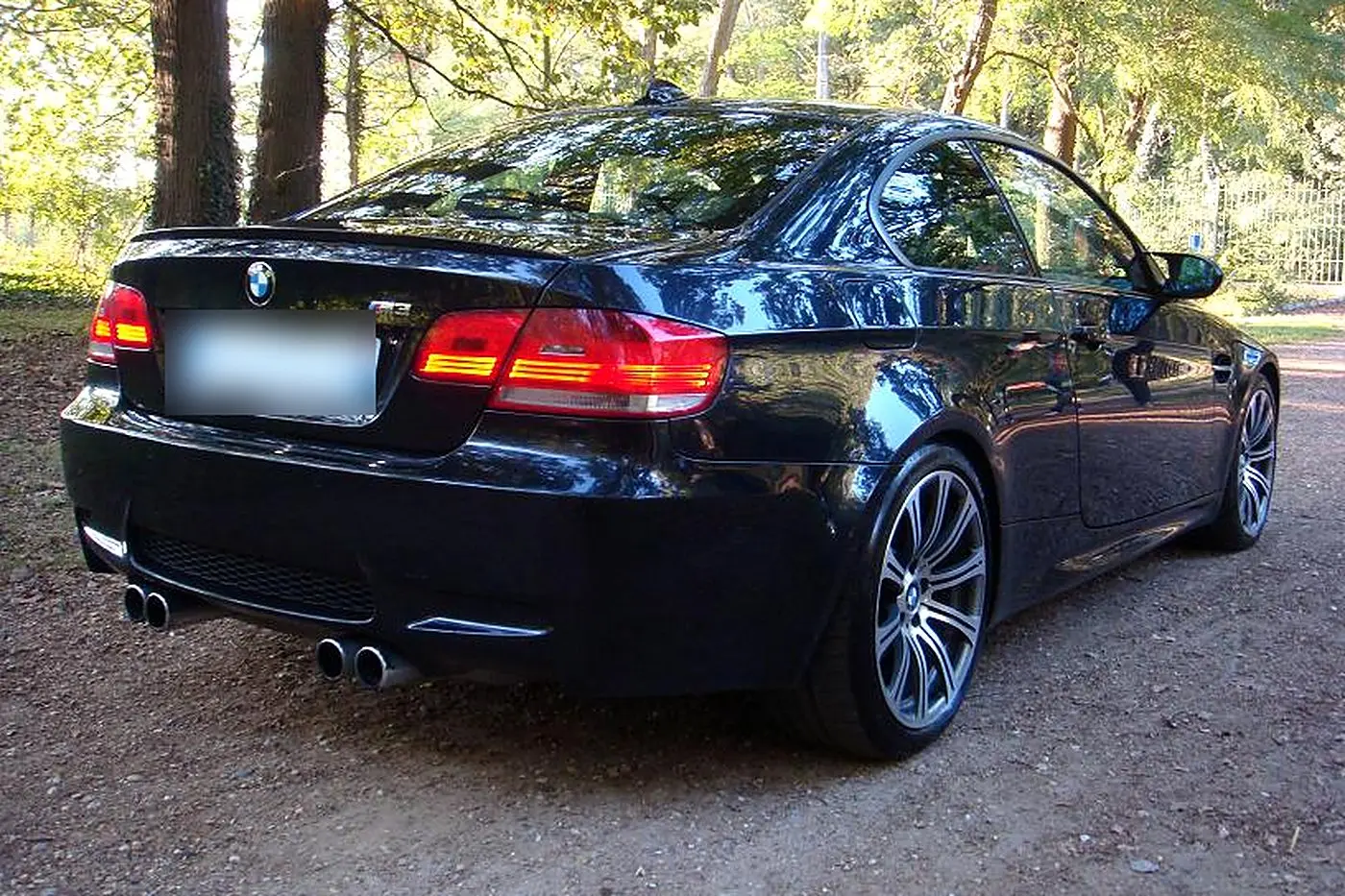 BMW M3 E92 bleu nuit de trois quarts arrière, quatre sorties d'échappement et feux à LED