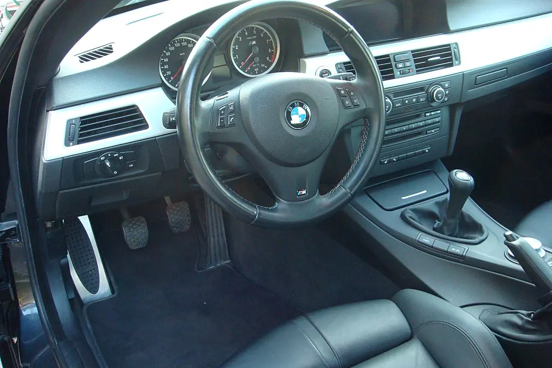 Poste de conduite BMW M3 E92 : volant M, compteurs, boîte manuelle 6 vitesses