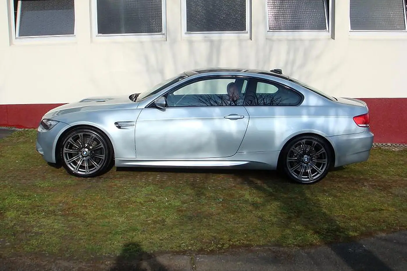BMW M3 E92 gris argent de profil, jantes M bi-branches gris anthracite