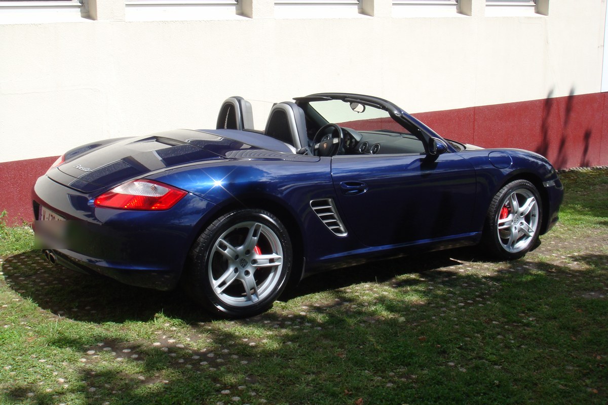 Porsche Boxster 987 S bleu nuit de trois quarts arrière, capote ouverte