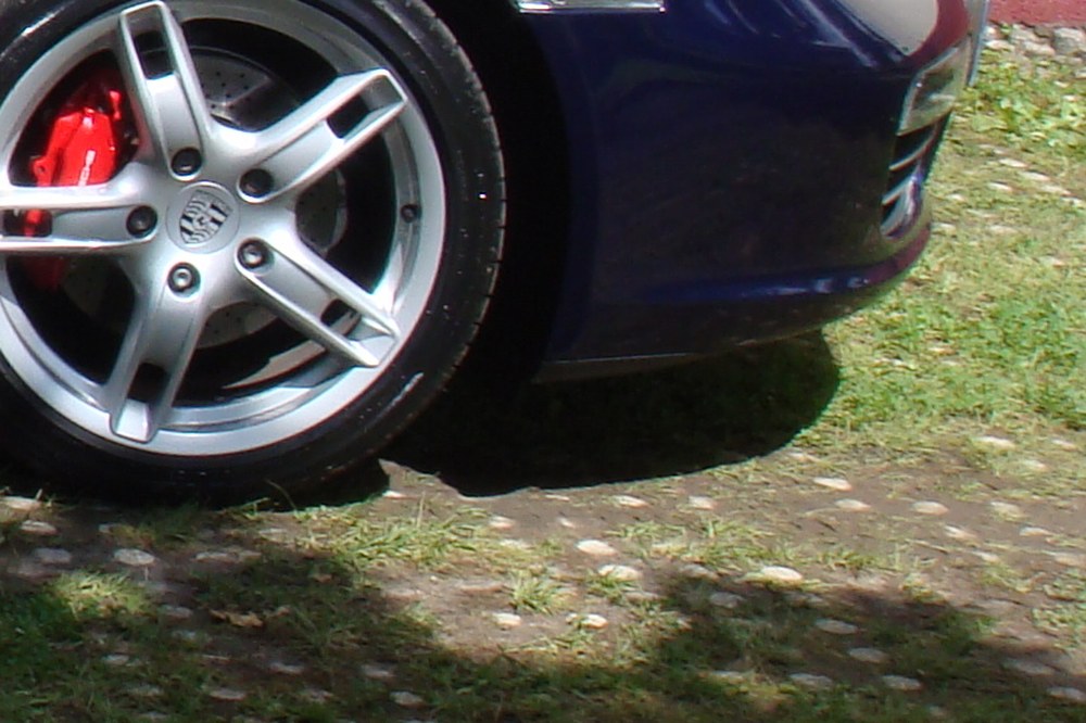 Détail jante argent 5 branches et étrier de frein rouge d'une Porsche Boxster 987 S