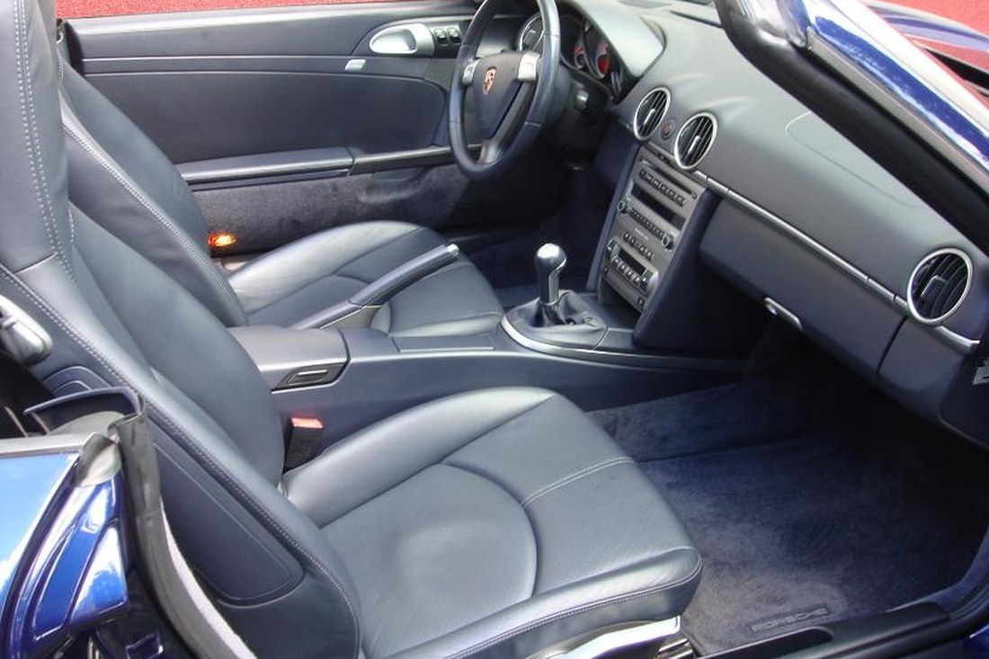Intérieur Porsche Boxster 987 S : sellerie cuir gris ardoise, volant Porsche, levier manuel