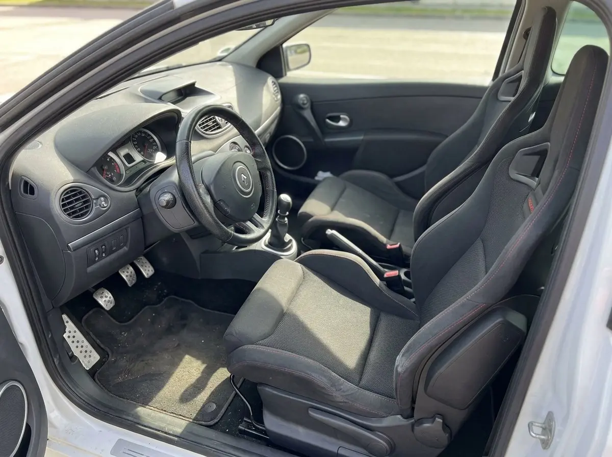 Intérieur Clio 3 RS : sièges Recaro, pédalier alu et volant perforé