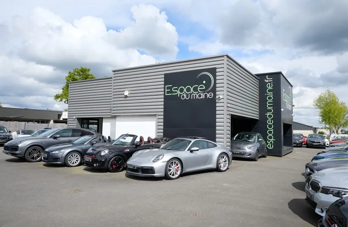 Façade du showroom Espace du Maine à Cholet, Porsche 911 et Audi TT devant le bâtiment