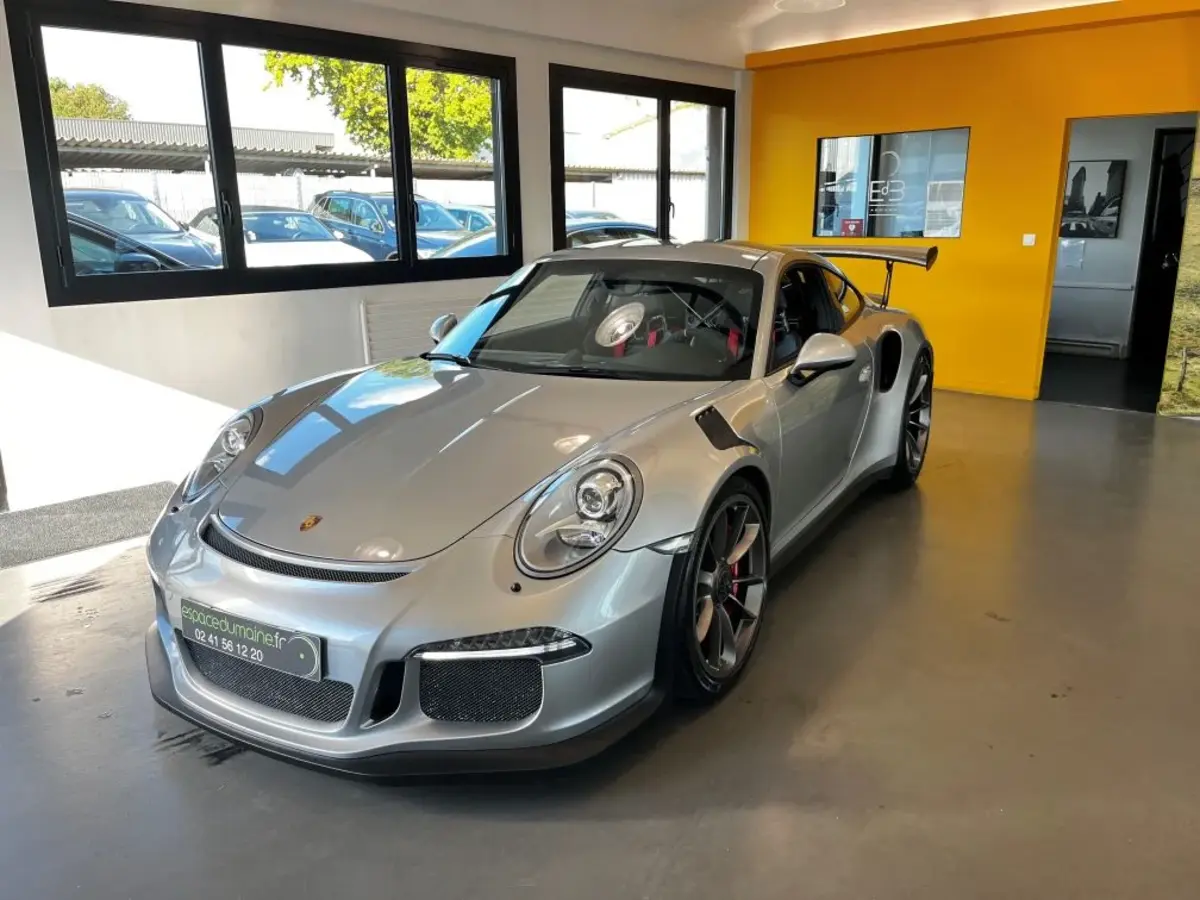 Espace du Maine, à Cholet : la maison familiale où une 911 GT3 RS côtoie une Ferrari 348