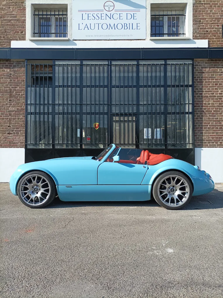 Un roadster d'exception dans la cour du garage