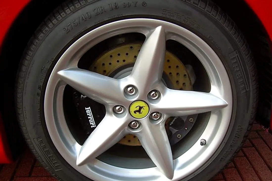 Détail d'une jante 5 branches Ferrari 360 avec écrous et disque de frein percé