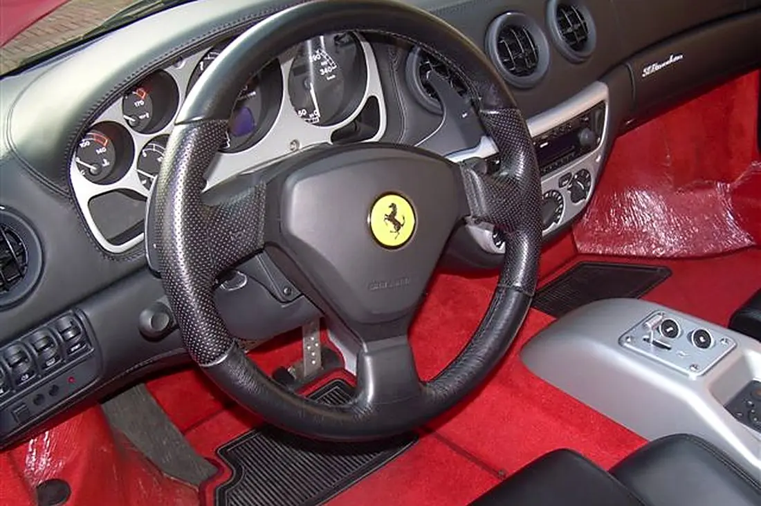 Intérieur Ferrari 360 : volant au cheval cabré, compteurs, moquette rouge et palettes F1