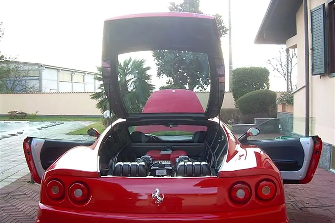 Ferrari 360 Modena rouge vue de l'arrière, capot moteur relevé sur le V8 3.6