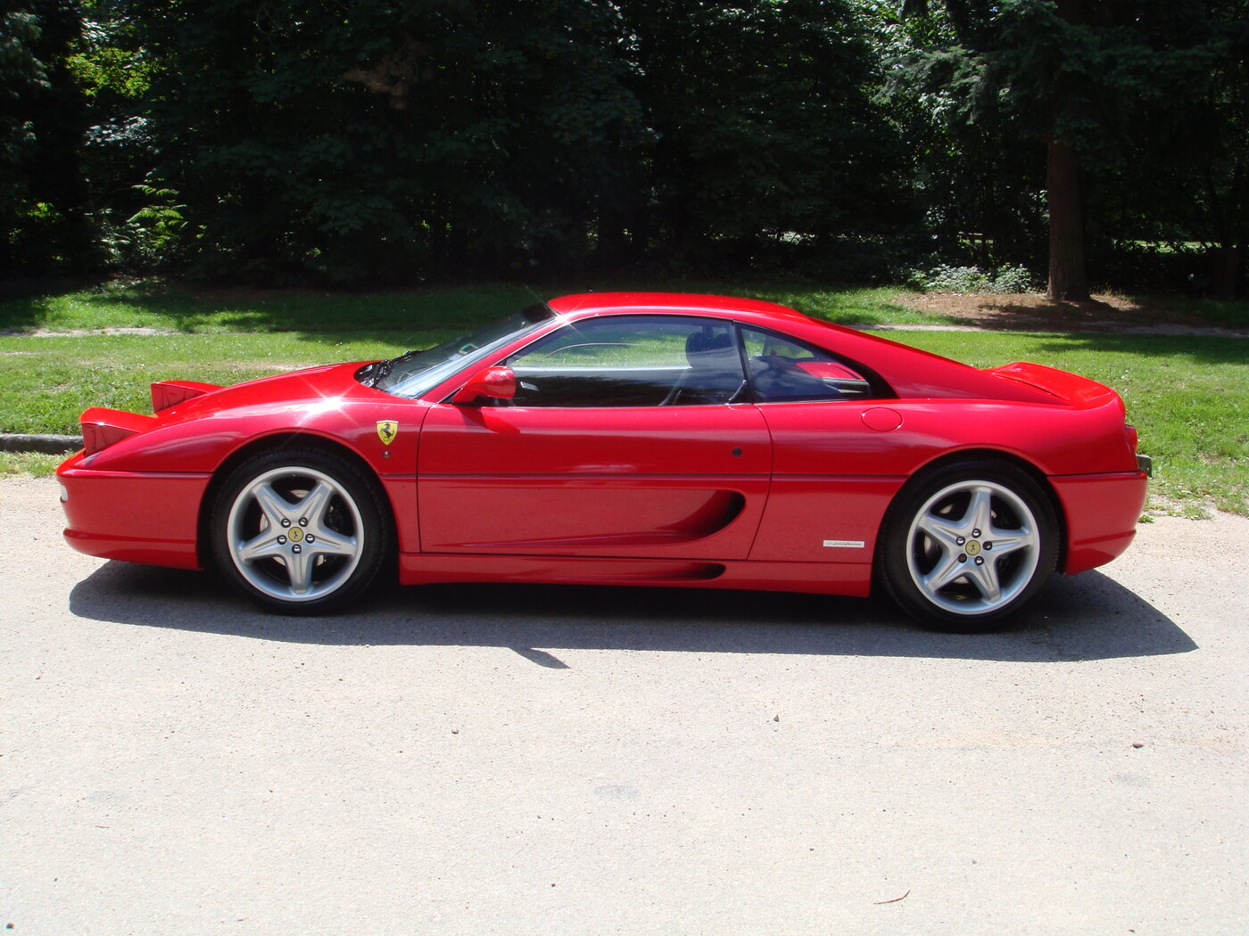 Ferrari F355 rouge de trois quarts avant, la berlinetta au V8 atmosphérique