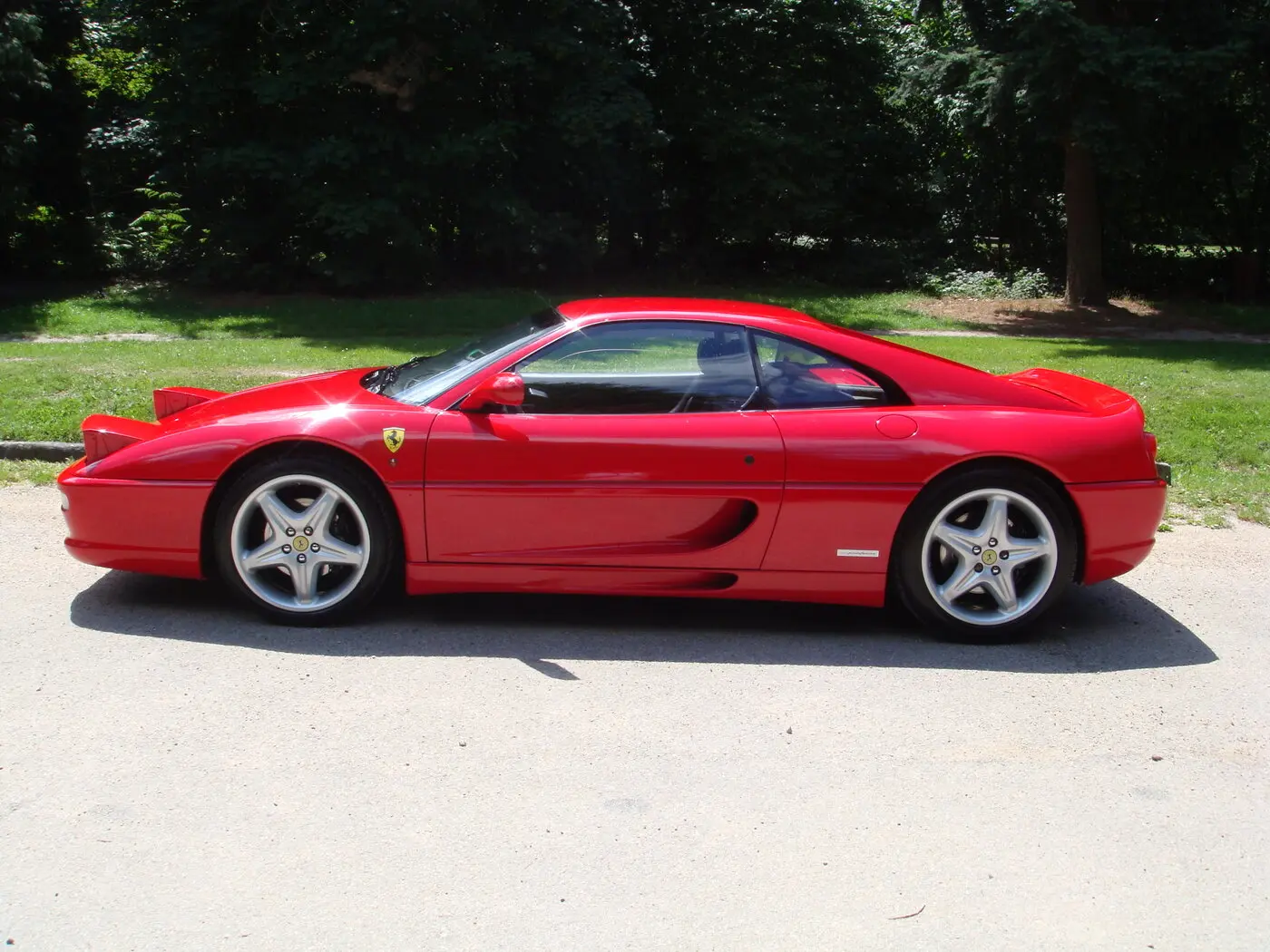 Ferrari F355 rouge de trois quarts avant