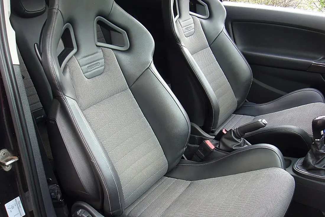 Sièges baquets Recaro d'une Opel Corsa OPC
