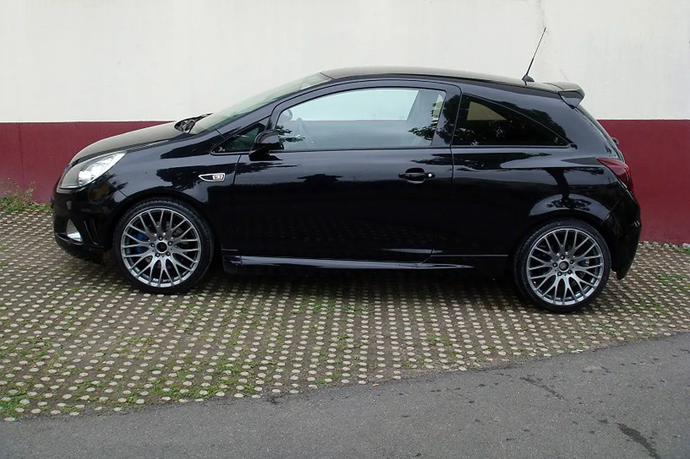 Opel Corsa OPC noire de profil, jantes 18 pouces