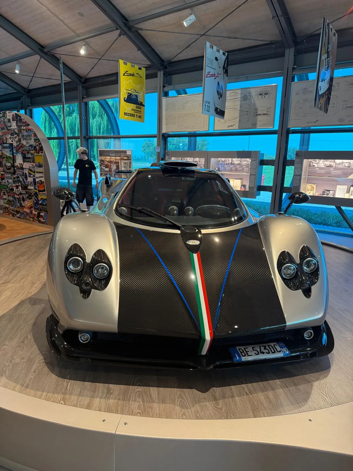 Pagani Zonda au musée, carbone apparent et bande tricolore
