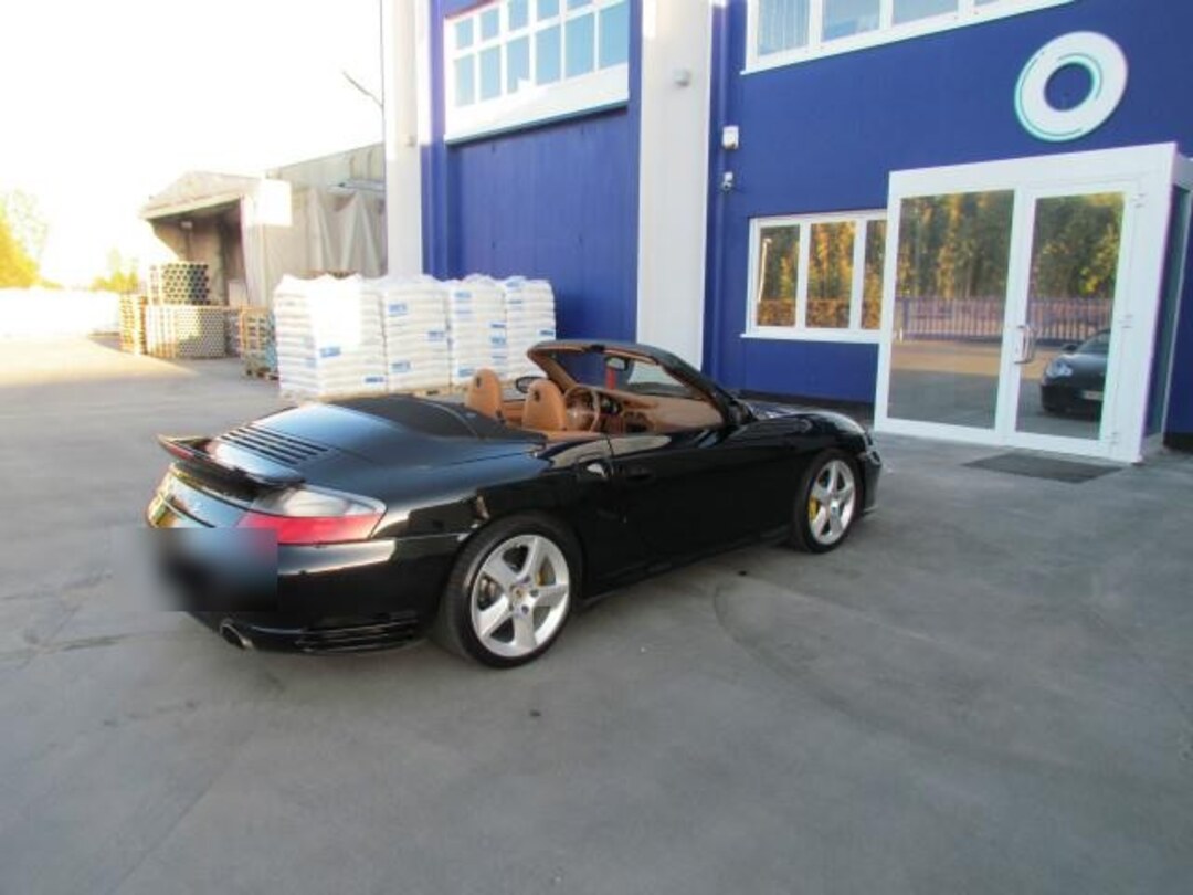 Porsche 996 Turbo S cabriolet noire de trois quarts arrière