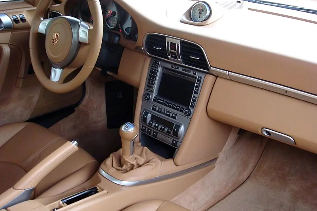 Console centrale et levier de boîte manuelle d'une Porsche 997 Carrera S en cuir beige