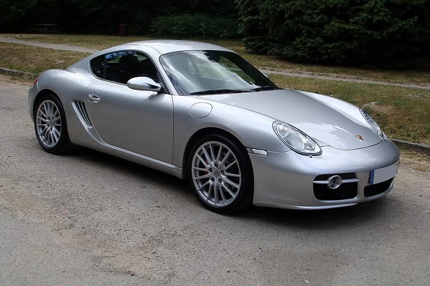 Porsche Cayman S 987 gris argent de trois quarts avant — photo réelle