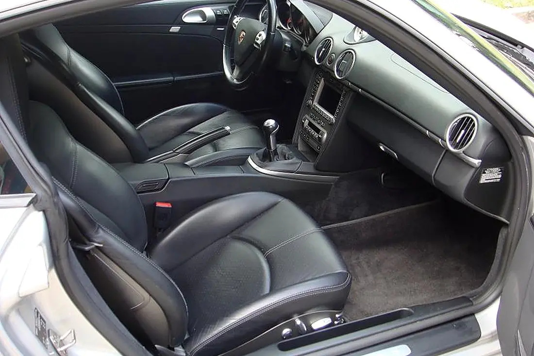 Habitacle d'un Porsche Cayman S 987 : sièges cuir noir, planche de bord