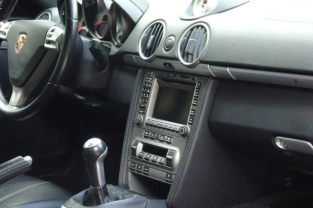 Poste de conduite Porsche Cayman S 987 : volant, console et levier de boîte manuelle