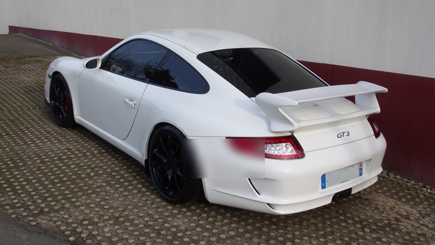 Porsche 911 GT3 997 de trois quarts arrière avec aileron fixe et double sortie centrale