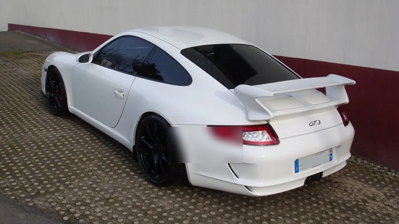 Porsche 911 GT3 997 blanche en sortie de stands