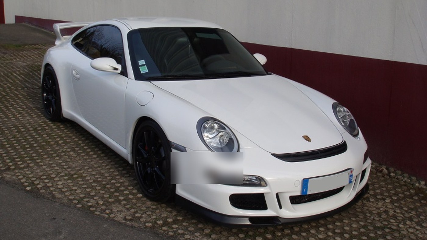 Porsche 911 GT3 type 997 blanche de trois quarts avant, aileron fixe et jantes noires