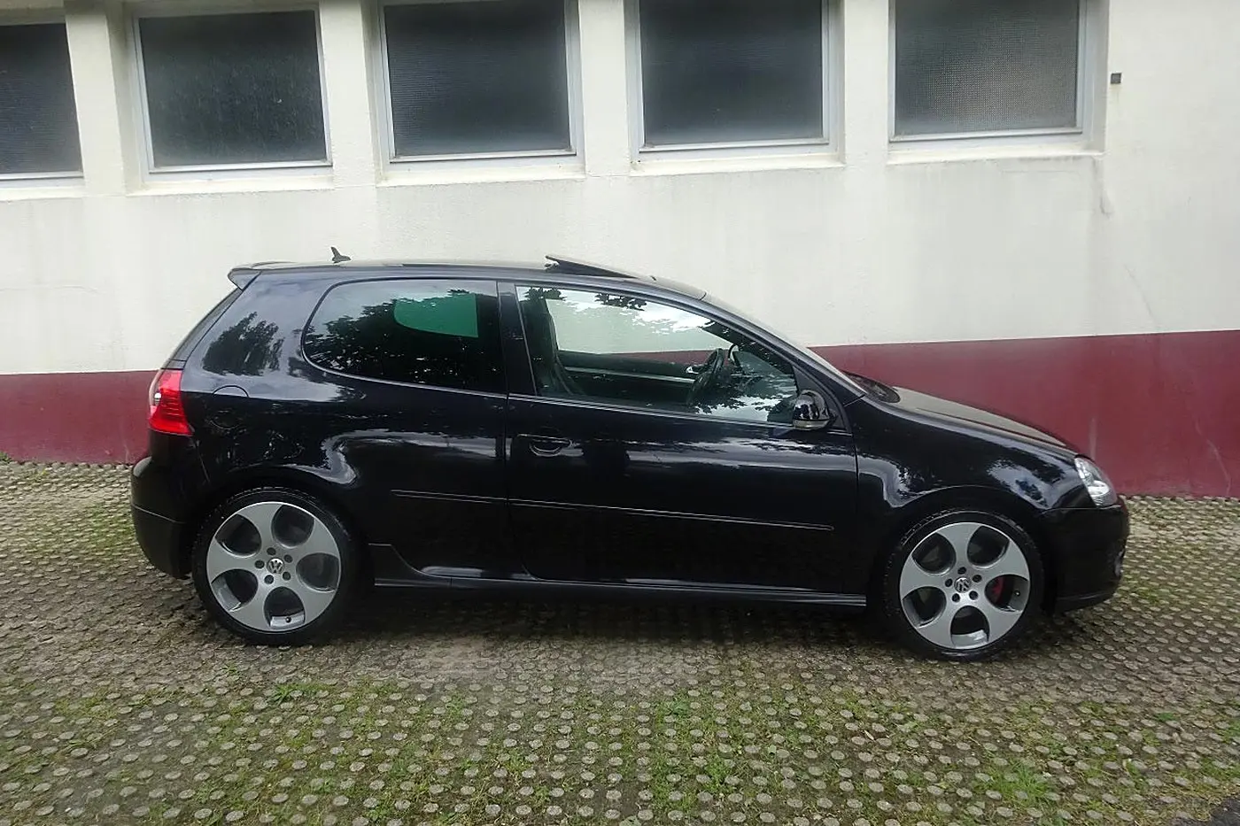 Volkswagen Golf V GTI noire 3 portes de profil, jantes 18 pouces